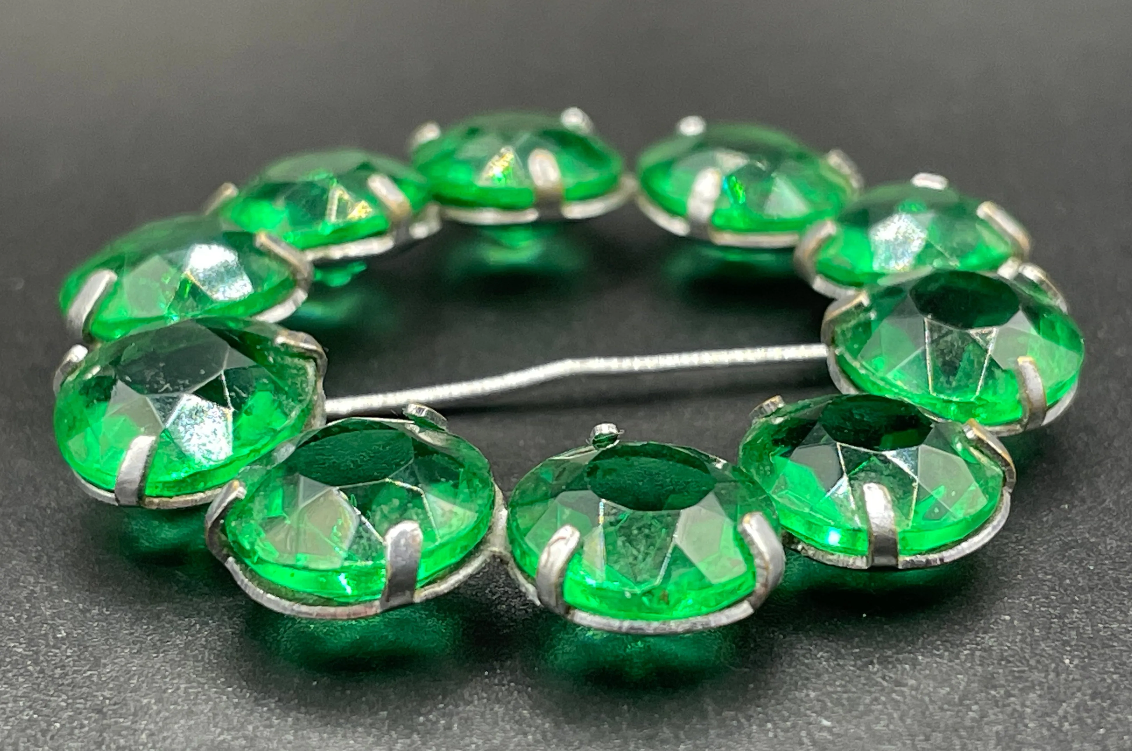 Vintage Art Deco bezel set gorgeous vibrant emerald green crystal riviere circle brooch, open-backed rhinestones in silver tone (Copy)